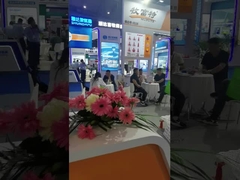 Dispositivo automático do alimentador das aves domésticas com material plástico de alimentação de uma quantidade 1-99g