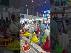 Dispositivo automático do alimentador das aves domésticas com material plástico de alimentação de uma quantidade 1-99g